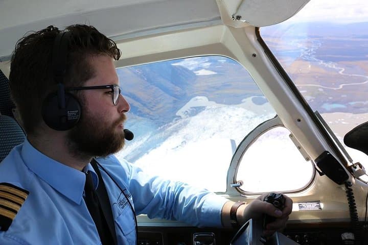 Airplane flight over glacier lagoons and Iceland's highest peak 5