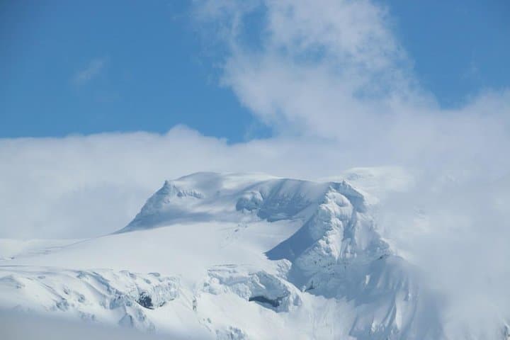 Airplane flight over glacier lagoons and Iceland's highest peak 2