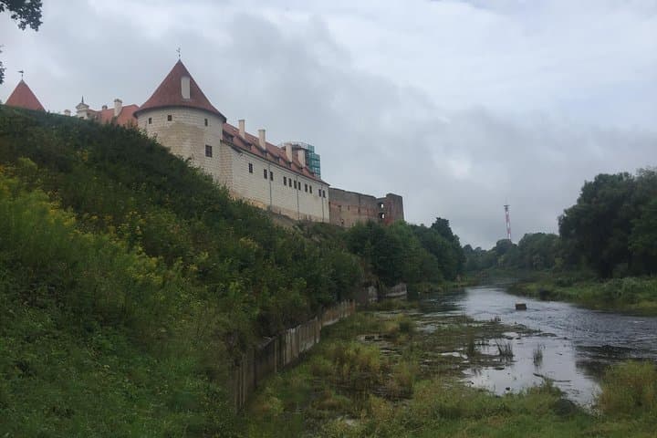 Tour from Riga to Vilnius: Bauska Castle, Rundale Palace and The Hill of Crosses 2