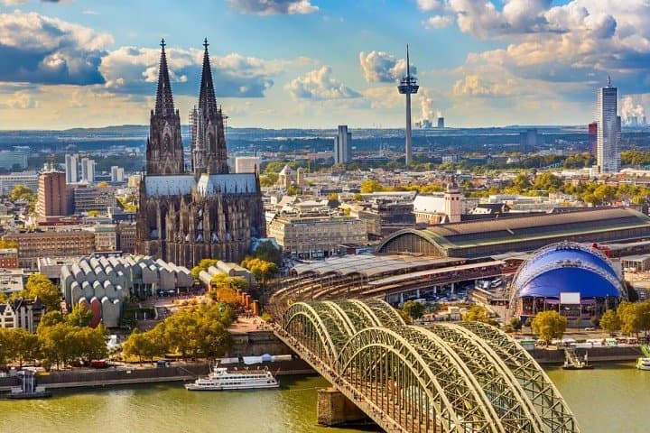 Airport Transfer: Airport DUS to Dusseldorf by Luxury Car 3