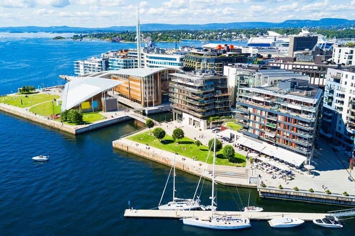 Airport Transfer: Oslo Airport OSL to Oslo City by Business Car 3