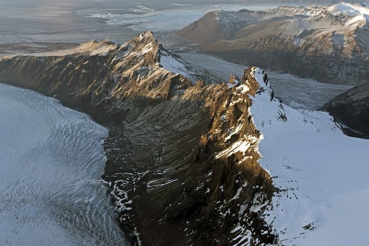 Airplane flight over glacier lagoons and Iceland's highest peak 3