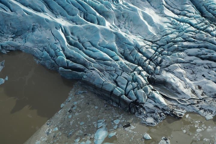 Airplane flight over glacier lagoons and Iceland's highest peak 4