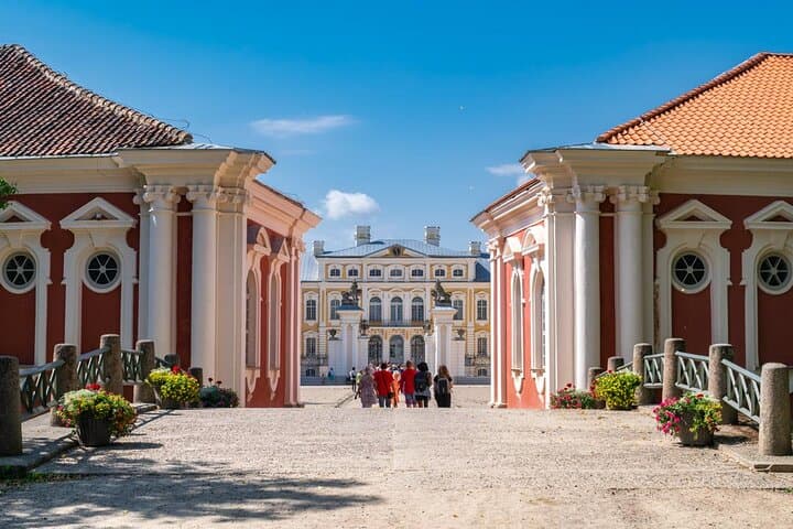 Private Transfer: Klaipeda to Ryga via Hill of Crosses & Rundale Palace 3