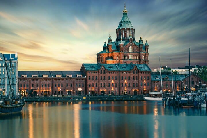 Explore Helsinki in Portuguese with a PRIVATE guide 2