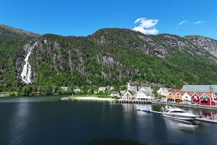 Private yacht Fjord and waterfalls cruise to Modal / Mostraumen 3