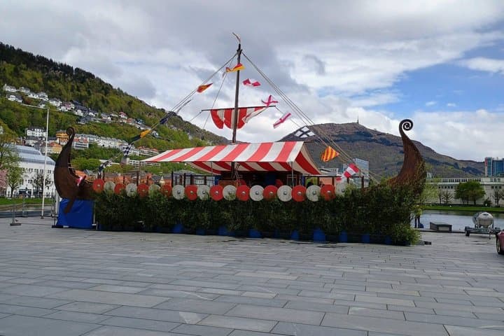 Walking tour: Medieval Spirit of Bergen + sweet Arctic gifts